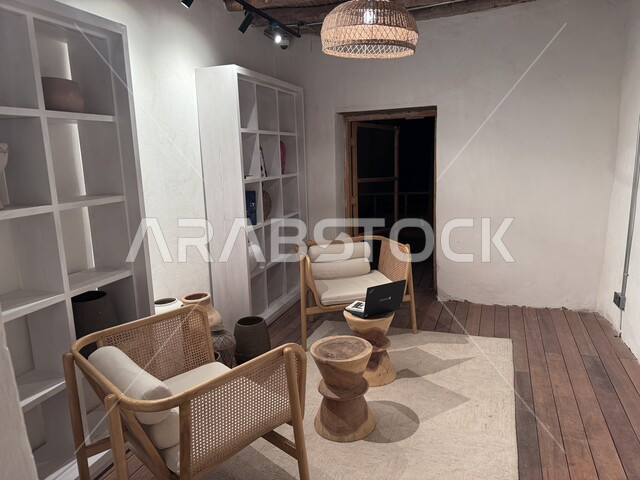 الجلسات المختلفة والمساحات الواسعة للقراءة والتركيز, مبنى المكتبة العامة من الداخل على الطراز المعماري القديم, التصميم الأثري والعصري للمنشآت الثقافية في حي البلدة القديمة في محافظة العلا, معالم سياحية مشهورة, المقصد السياحي لرواد الثقافة في المملكة