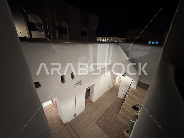 مبنى المكتبة العامة من الداخل على الطراز المعماري القديم, التصميم الأثري والعصري للمنشآت الثقافية في حي البلدة القديمة في محافظة العلا, معالم سياحية مشهورة, المقصد السياحي لرواد الثقافة في المملكة, المساحات والجلسات المختلفة للقراءة والتركيز