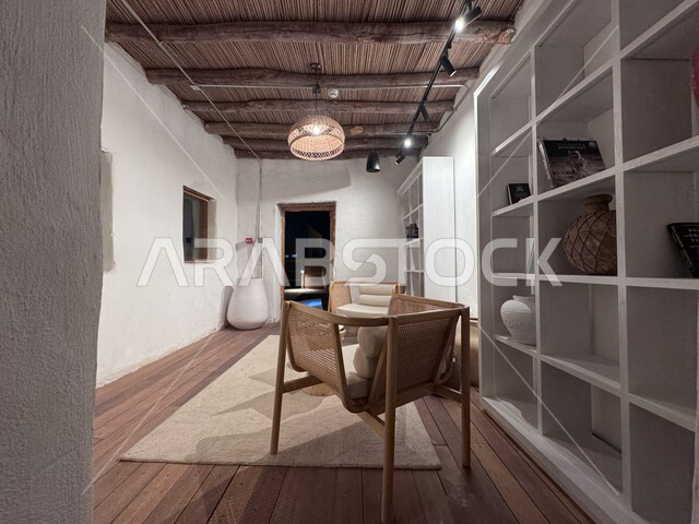 الجلسات المختلفة والمساحات الواسعة للقراءة والتركيز, مبنى المكتبة العامة من الداخل على الطراز المعماري القديم, التصميم الأثري والعصري للمنشآت الثقافية في حي البلدة القديمة في محافظة العلا, معالم سياحية مشهورة, المقصد السياحي لرواد الثقافة في المملكة