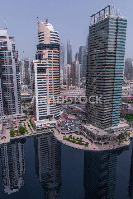 التطور الهندسي الفني العمراني في الامارات العربية المتحدة, الأبراج وناطحات السحاب المطلة على مرسى السفن في مارينا دبي, انعكاس المنشآت التجارية على البحر الاصطناعي, معالم دبي المشهورة وضح النهار, الواجهة البحرية على ساحل الخليج العربي