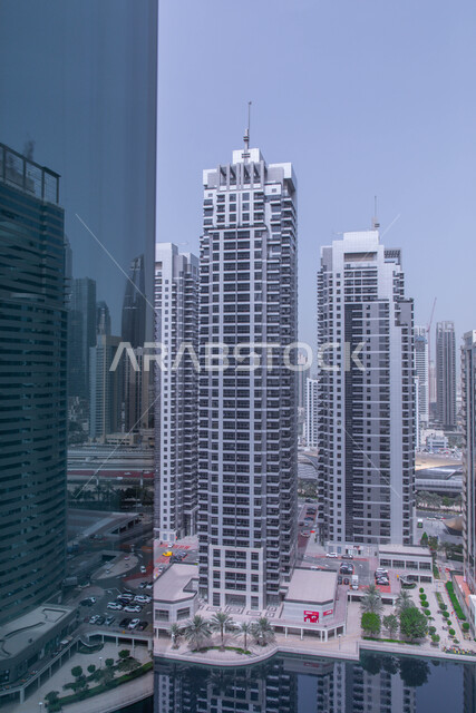 معالم سياحية مشهورة وضح النهار, المنشآت التجارية في مدينة الإمارات العربية المتحدة, الهندسة الفنية المعمارية على الطراز الحديث والمتطور لبناء المباني وناطحات السحاب في مدينة دبي, الأبراج المطلة على مرسى اليخوت الفاخر في مارينا دبي على ساحل الخليج العربي