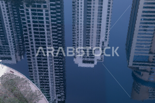 الواجهة البحرية على ساحل الخليج العربي, التطور الهندسي الفني العمراني في الامارات العربية المتحدة, الأبراج وناطحات السحاب المطلة على مرسى السفن في مارينا دبي, انعكاس المنشآت التجارية على البحر الاصطناعي, معالم دبي المشهورة وضح النهار
