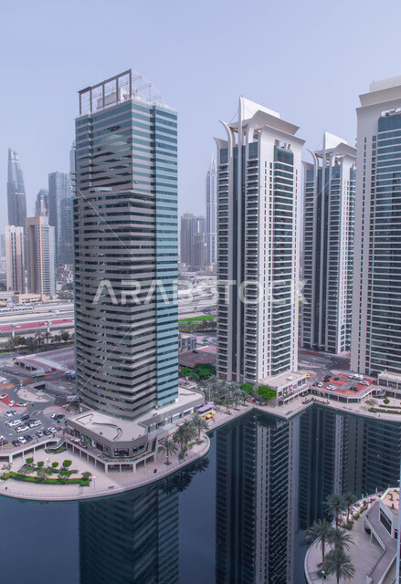 التطور الهندسي الفني العمراني في الامارات العربية المتحدة, الأبراج وناطحات السحاب المطلة على مرسى السفن في مارينا دبي, انعكاس المنشآت التجارية على البحر الاصطناعي, معالم دبي المشهورة وضح النهار, الواجهة البحرية على ساحل الخليج العربي