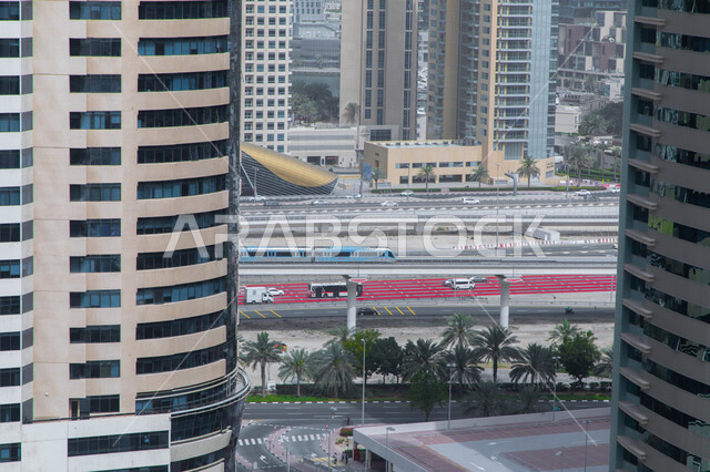 الهندسة الفنية المعمارية على الطراز الحديث والمتطور لبناء المباني وناطحات السحاب في مدينة دبي, الأبراج المطلة على مرسى اليخوت في مارينا دبي على ساحل الخليج العربي, معالم سياحية مشهورة وضح النهار, المنشآت التجارية في مدينة الإمارات العربية المتحدة