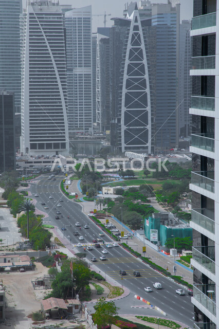 التصميم الفني الهندسي المعماري على الطراز الحديث والمتطور لبناء الابراج في الامارات العربية المتحدة, معالم سياحية مشهورة, المنشآت المطلة على مرسى اليخوت في مارينا دبي وضح النهار، التقدم والتطور العمراني الاماراتي