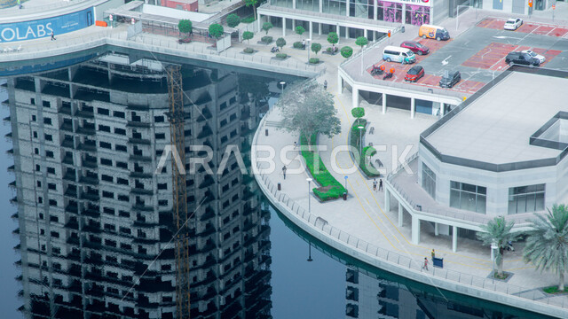  الواجهة البحرية على ساحل الخليج العربي, انعكاس الأبراج التجارية على سطح البحر الاصطناعي في مارينا دبي, معالم سياحية مشهورة, التطور والتقدم العمراني الاماراتي, ناطحات السحاب والمنشآت المطلة على مرسى اليخوت في الامارات العربية المتحدة