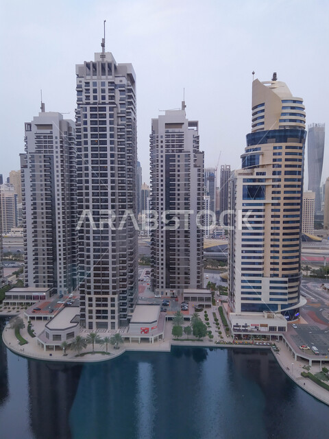 مرفأ ومرسى اليخوت في مارينا دبي وضح النهار, الفن الهندسي المعماري للمباني والمنشآت المطلة على البحر الإصطناعي، النمو والتطور العمراني للأبراج وناطحات السحاب في دولة الإمارات العربية المتحدة، معالم دبي السياحية المشهورة, الواجهة البحرية على ساحل الخليج العربي