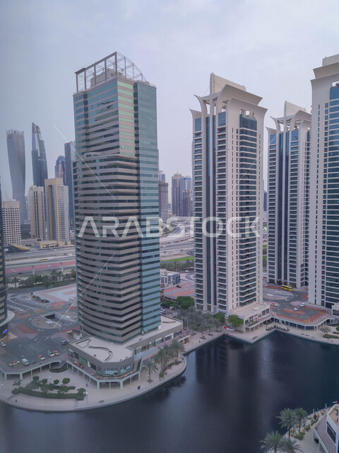 النمو والتطور العمراني للأبراج وناطحات السحاب في دولة الإمارات العربية المتحدة، معالم دبي السياحية المشهورة, الواجهة البحرية على ساحل الخليج العربي, مرفأ ومرسى اليخوت في مارينا دبي وضح النهار, الفن الهندسي المعماري للمباني والمنشآت المطلة على البحر الإصطناعي