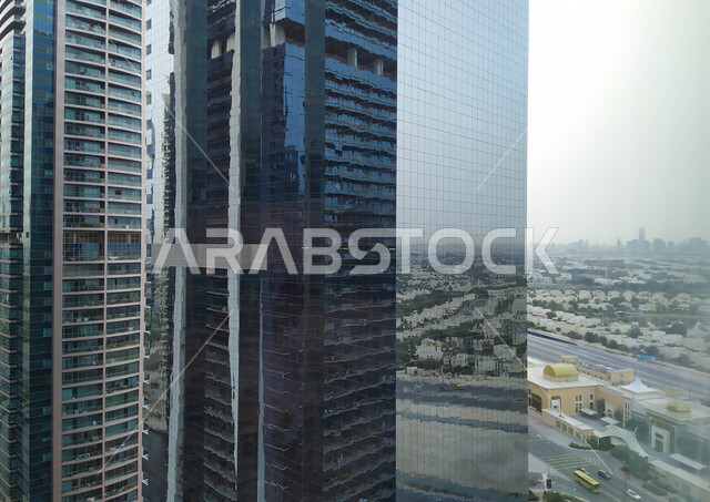 التصميم الفني الهندسي المعماري على الطراز الحديث والمتطور لبناء الابراج في الامارات العربية المتحدة, معالم سياحية مشهورة, المنشآت المطلة على مرسى اليخوت في مارينا دبي وضح النهار، التقدم والتطور العمراني الاماراتي