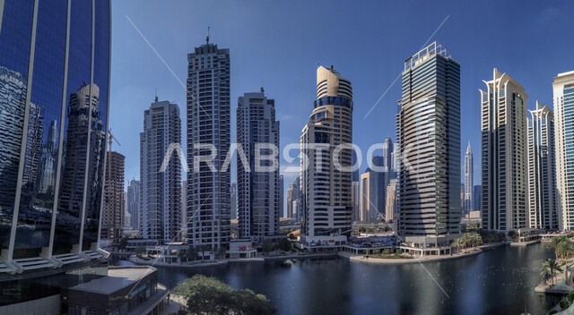 مرفأ ومرسى اليخوت في مارينا دبي وضح النهار, الفن الهندسي المعماري للمباني والمنشآت المطلة على البحر الإصطناعي، النمو والتطور العمراني للأبراج وناطحات السحاب في دولة الإمارات العربية المتحدة، معالم دبي السياحية المشهورة, الواجهة البحرية على ساحل الخليج العربي