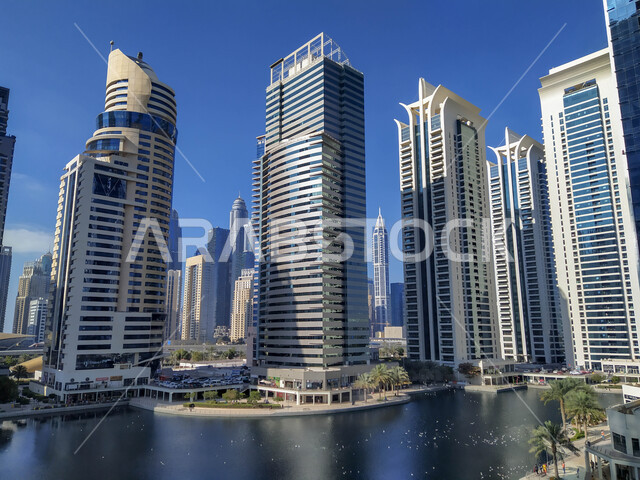 مرفأ ومرسى اليخوت في مارينا دبي وضح النهار, الفن الهندسي المعماري للمباني والمنشآت المطلة على البحر الإصطناعي، النمو والتطور العمراني للأبراج وناطحات السحاب في دولة الإمارات العربية المتحدة، معالم دبي السياحية المشهورة, الواجهة البحرية على ساحل الخليج العربي