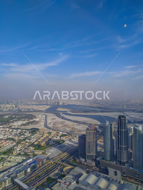 النمو والتقدم العمراني, الفن الهندسي المعماري المتميز على الطراز الحديث للمباني وناطحات السحاب, المنشآت التجارية في الإمارات العربية المتحدة ,معالم سياحية مشهورة ,صورة من الاعلى للأبراج المطلة على مرسى اليخوت الفاخر في مارينا دبي على ساحل الخليج العربي