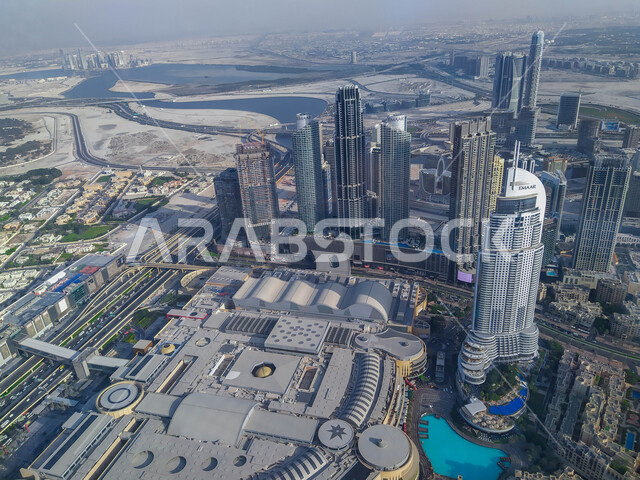 الفن الهندسي المعماري المتميز على الطراز الحديث والمتطور لبناء المباني وناطحات السحاب في مدينة دبي, المنشآت التجارية في الإمارات العربية المتحدة ,معالم سياحية مشهورة ,صورة من الاعلى للأبراج المطلة على مرسى اليخوت الفاخر في مارينا دبي على ساحل الخليج العربي