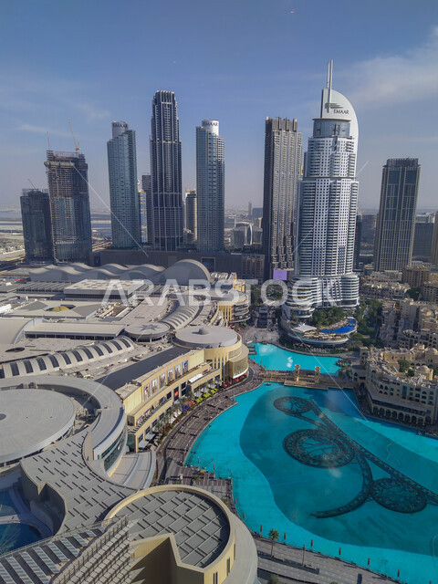 الفنون الهندسية المعمارية على الطراز الحديث والمتطور لبناء المباني وناطحات السحاب في مدينة دبي, معالم سياحية مشهورة على ساحل الخليج العربي, الأبراج المطلة على البحيرة الاصطناعية ,صورة من الاعلى للمنشآت التجارية في مدينة الإمارات العربية المتحدة