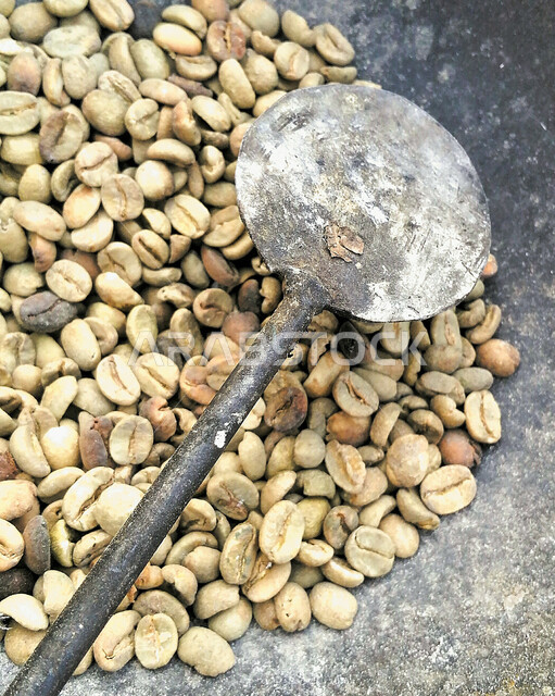 أدوات قديمة لتحميص حبات البن، تحضير القهوة العربية السعودية على الطريقة اليدوية التراثية، كرم الضيافة وحسن الاستقبال عند السعوديين، الفخر بأصالة التراث والعادات والتقاليد 