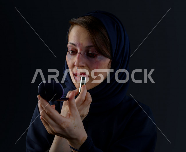 مرأة سعودية تتعرض للعنف الجسدي ، تحاول اخفاء اثار الكدمات ، اوقفو العنف ضد المرأه ، انهاء العنف ضد النساء ، 25 نوفمبراليوم العالمي للقضاء على العنف ضد النساء ، كدمات جسدية 