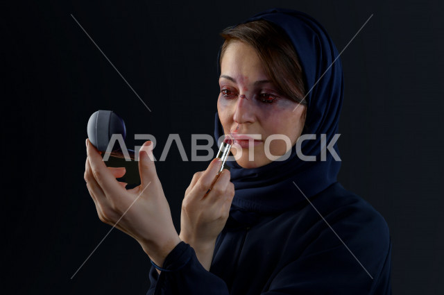 مرأة سعودية تتعرض للعنف الجسدي ، تحاول اخفاء اثار الكدمات ، اوقفو العنف ضد المرأه ، انهاء العنف ضد النساء ، 25 نوفمبراليوم العالمي للقضاء على العنف ضد النساء ، كدمات جسدية 