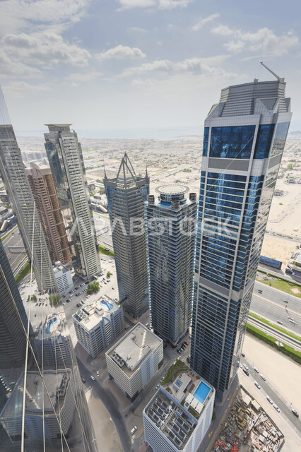 المنشآت التجارية في الإمارات العربية المتحدة، الهندسة الفنية المعمارية على الطراز الحديث والمتطور لبناء المباني وناطحات السحاب في دبي, صورة جوية للأبراج في وسط المدينة في وضح النهار, الاهتمام بزراعة الأشجار الخضراء في المدن
