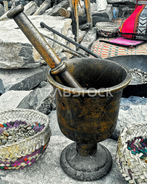 أدوات تراثية شعبية تقليدية, صورة مقربة لمطحنة حبوب نحاسية يدويه, استخدام وعاء وعصا الهاون للطحن في المملكة العربية السعودية, معدات خليجية أثرية