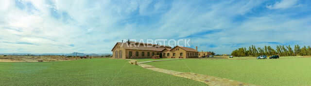 المعالم التراثية في السعودية، متحف سكة الحجاز الأثري في المدينة المنورة في مدائن صالح، أماكن سياحية في المملكة، محطة القطار التاريخية والسكك الحديدية القديمه، تنوع الثقافات العربية، منظر الغيوم في السماء الزرقاء. 