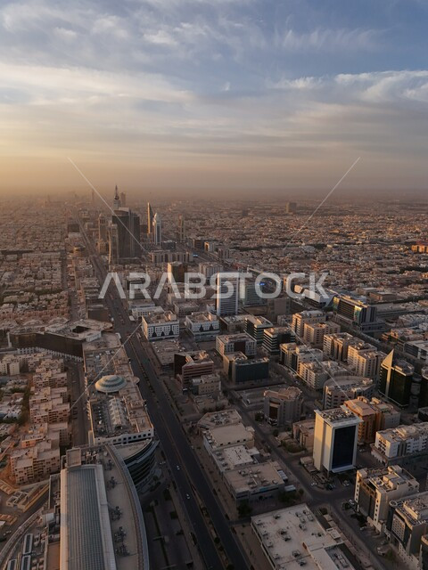 التطور والتقدم العمراني في العاصمة، صورة جوية للأحياء السكنية والمنازل في مدينة الرياض وقت غروب المشمس، الاهتمام بالبنية التحتية للطرق والشوارع في المملكة العربية السعودية، أسلوب الحياة في البلد
