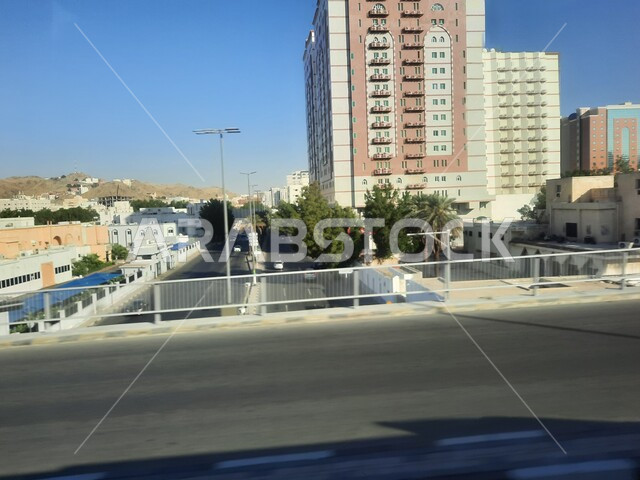 زراعة الأشجار الخضراء في المدن، الاهتمام بالبناء والتطوير العمراني في مكة المكرمة، حركة السيارات في الطرقات والشوارع المعبدة في وقت النهار في المملكة،  الفن الهندسي المعماري للمباني، الفنادق والأبراج الفاخرة المحيطة بالمسجد الحرام، جودة الحياة في السعودية