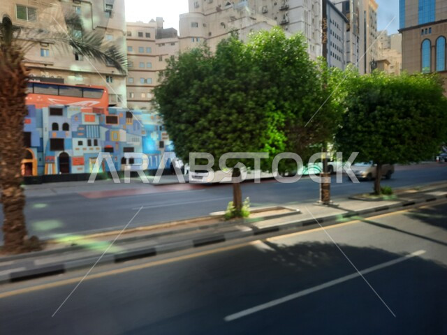 زراعة الأشجار الخضراء في المدن، الاهتمام بالبناء والتطوير العمراني في مكة المكرمة، حركة السيارات في الطرقات والشوارع المعبدة في وقت النهار في المملكة،  الفن الهندسي المعماري للمباني، الفنادق والأبراج الفاخرة المحيطة بالمسجد الحرام، جودة الحياة في السعودية