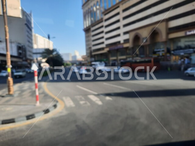 الاهتمام بالبناء والتطوير العمراني في مكة المكرمة، حركة السيارات في الطرقات والشوارع المعبدة في وقت النهار في المملكة،  الفن الهندسي المعماري للمباني، الفنادق والأبراج الفاخرة المحيطة بالمسجد الحرام، جودة الحياة في السعودية