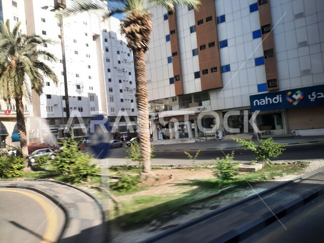 زراعة الأشجار الخضراء في المدن، الاهتمام بالبناء والتطوير العمراني في مكة المكرمة، حركة السيارات في الطرقات والشوارع المعبدة في وقت النهار في المملكة،  الفن الهندسي المعماري للمباني، الفنادق والأبراج الفاخرة المحيطة بالمسجد الحرام، جودة الحياة في السعودية