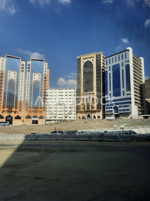 الاهتمام بالبناء والتطوير العمراني في مكة المكرمة، حركة السيارات في الطرقات والشوارع المعبدة في وقت النهار في المملكة،  الفن الهندسي المعماري للمباني، الفنادق والأبراج الفاخرة المحيطة بالمسجد الحرام، جودة الحياة في السعودية