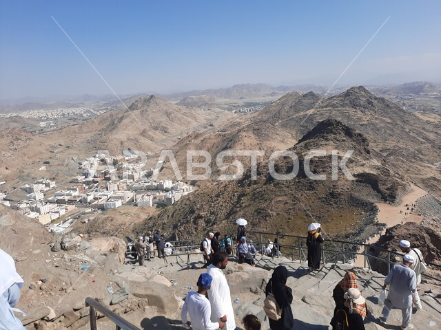 مناظر طبيعية متميزة على جبل النور في مكة المكرمة، توافد الزوار من جميع أنحاء العالم لزيارة غار حراء، القمم والمرتفعات الجبلية، معالم دينية مشهورة في المملكة العربية السعودية، البيوت والمباني السكنية، أماكن إسلامية مقدسة