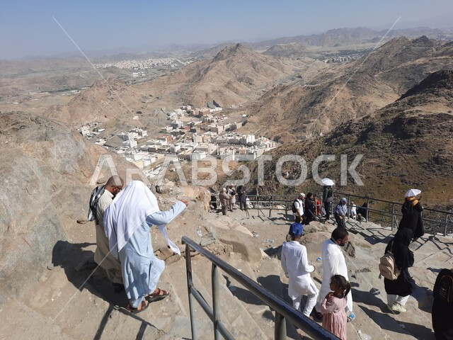 المرتفعات والقمم الجبلية، إطلالة متميزة على جبل النور في مكة المكرمة، توافد الزوار من جميع أنحاء العالم لزيارة غار حراء، معالم دينية مشهورة في المملكة العربية السعودية، أماكن إسلامية مقدسة، الاستمتاع بالمناظر الطبيعية