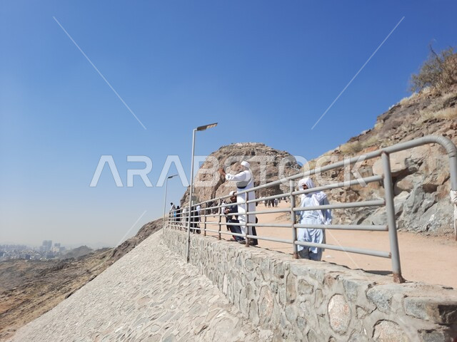 الاستمتاع بالإطلالة المتميزة على جبل النور في مكة المكرمة، توافد الزوار من جميع أنحاء العالم لزيارة غار حراء، القمم والمرتفعات الجبلية، معالم دينية مشهورة في المملكة العربية السعودية، أماكن إسلامية مقدسة