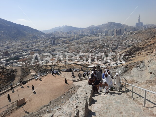 توافد الزوار من جميع أنحاء العالم لزيارة غار حراء، إطلالة متميزة على جبل النور في مكة المكرمة، البيوت والمباني السكنية، القمم والمرتفعات الجبلية، معالم دينية مشهورة في المملكة العربية السعودية، أماكن إسلامية مقدسة