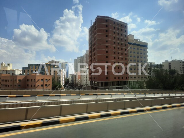 زراعة الأشجار الخضراء في المدن، الاهتمام بالبناء والتطوير العمراني في مكة المكرمة، الطرقات والشوارع المعبدة في المملكة، الفن الهندسي المعماري للمباني، الفنادق والأبراج الفاخرة في وقت النهار، أسلوب الحياة في السعودية