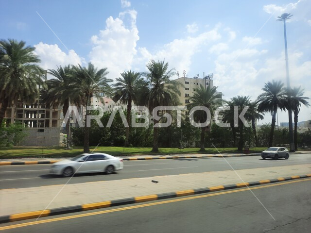 زراعة الأشجار الخضراء في المدن، الاهتمام بالبناء والتطوير العمراني في مكة المكرمة، حركة السيارات في الطرقات والشوارع المعبدة في وقت النهار في المملكة، الفن الهندسي المعماري للمباني، الفنادق والأبراج الفاخرة، أسلوب الحياة في السعودية