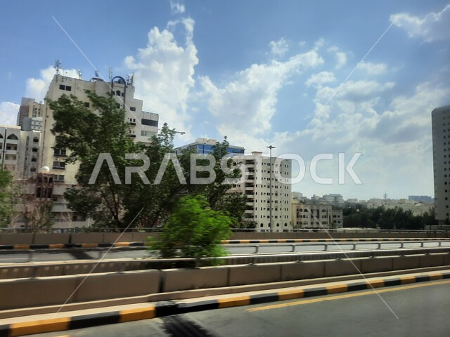 زراعة الأشجار الخضراء في المدن، الاهتمام بالبناء والتطوير العمراني في مكة المكرمة، الطرقات والشوارع المعبدة في المملكة، الفن الهندسي المعماري للمباني، الفنادق والأبراج الفاخرة في وقت النهار، أسلوب الحياة في السعودية