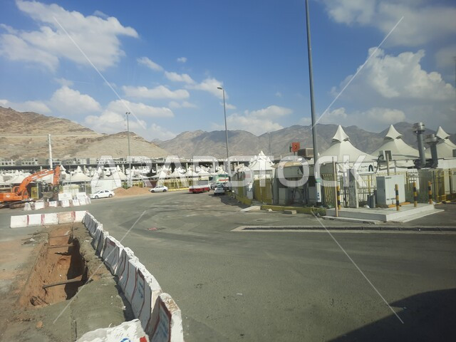 الطرق و الشوارع المعبدة في النهار ،خيام الحجاج في مشعر منى في مكة المكرمة، القمم و المرتفعات الجبلية في عرفات، موسم الحج في المملكة العربية السعودية، اداء المناسك والفرائض الدينية، اماكن اسلامية مقدسة، مفهوم العبادة والتقرب الى الله تعالى