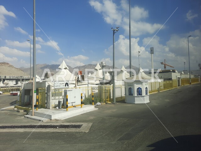 الطرق و الشوارع المعبدة في النهار ،خيام الحجاج في مشعر منى في مكة المكرمة، القمم و المرتفعات الجبلية في عرفات، موسم الحج في المملكة العربية السعودية، اداء المناسك والفرائض الدينية، اماكن اسلامية مقدسة، مفهوم العبادة والتقرب الى الله تعالى