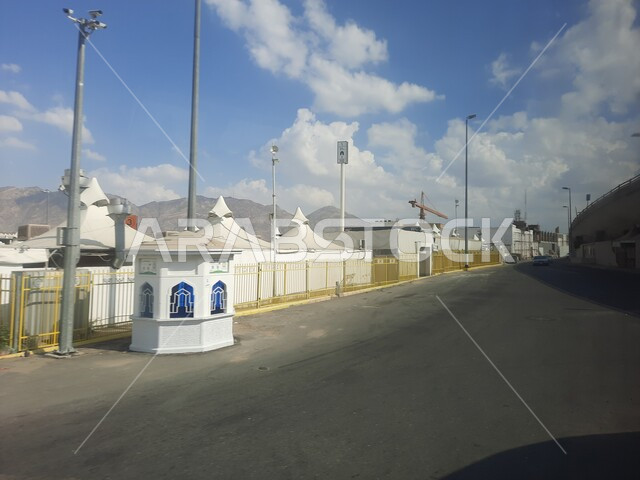 الطرق و الشوارع المعبدة في النهار ،خيام الحجاج في مشعر منى في مكة المكرمة، القمم و المرتفعات الجبلية في عرفات، موسم الحج في المملكة العربية السعودية، اداء المناسك والفرائض الدينية، اماكن اسلامية مقدسة، مفهوم العبادة والتقرب الى الله تعالى