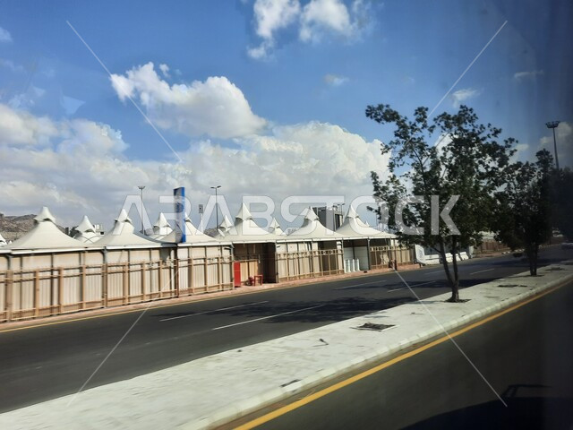  الطرق و الشوارع المعبدة في النهار، اماكن اسلامية مقدسة، خيام الحجاج في مشعر منى في مكة المكرمة، موسم الحج في المملكة العربية السعودية، اداء المناسك والفرائض الدينية، مفهوم العبادة والتقرب الى الله تعالى