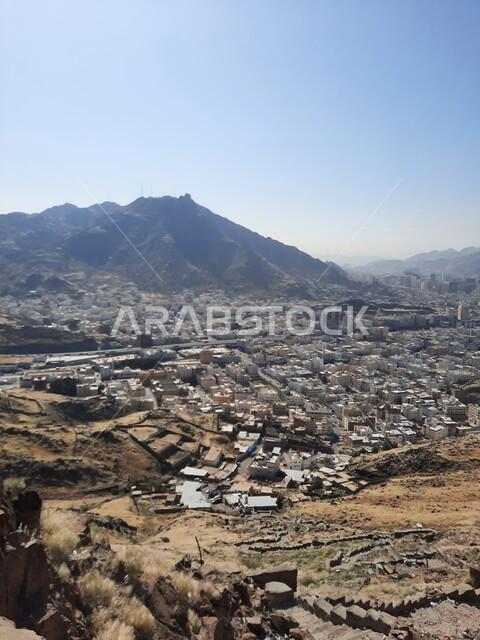 البيوت والمباني السكنية، التشكيلات والتكوينات الصخرية، المناظر الطبيعية المتميزة على جبل النور، القمم والمرتفعات الجبلية في مكة المكرمة، معالم دينية مشهورة في المملكة العربية السعودية، أماكن إسلامية مقدسة