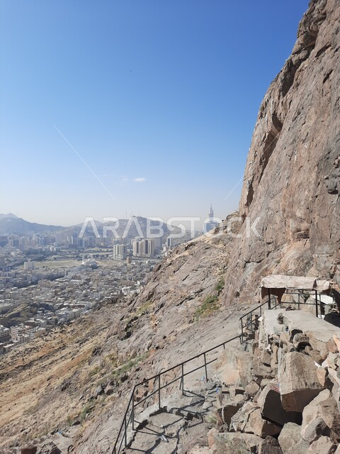 التشكيلات والتكوينات الصخرية، المناظر الطبيعية المتميزة على جبل النور، القمم والمرتفعات الجبلية في مكة المكرمة، معالم دينية مشهورة في المملكة العربية السعودية، البيوت والمباني السكنية، أماكن إسلامية مقدسة