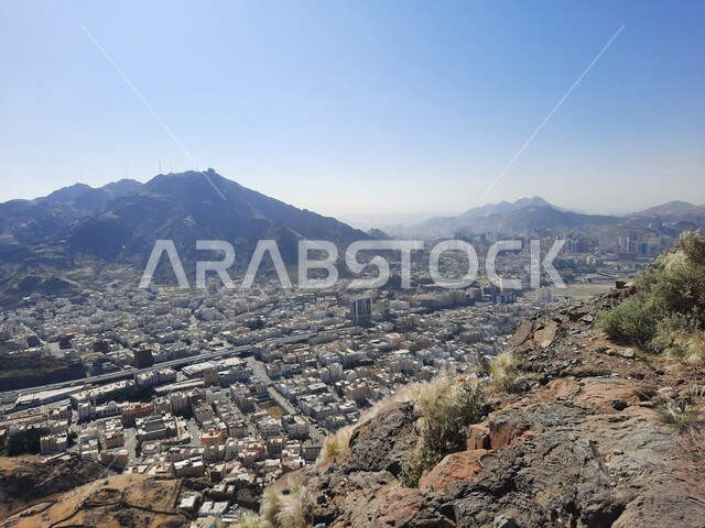 المناظر الطبيعية المتميزة على جبل النور، التشكيلات والتكوينات الصخرية، القمم والمرتفعات الجبلية في مكة المكرمة، معالم دينية مشهورة في المملكة العربية السعودية، البيوت والمباني السكنية، أماكن إسلامية مقدسة