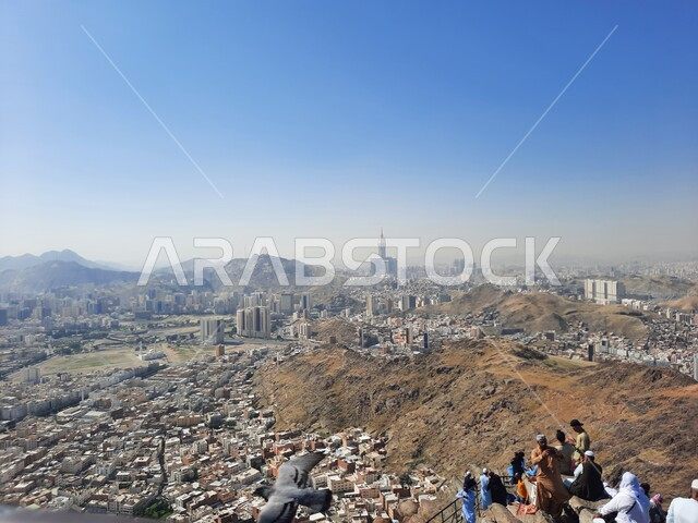 التكوينات والتشكيلات الصخرية، إطلالة من جبل النور على البيوت والمباني السكنية في مكة المكرمة، توافد الزوار من جميع أنحاء العالم لزيارة الأماكن الإسلامية المقدسة، القمم والمرتفعات الجبلية، معالم دينية مشهورة في المملكة العربية السعودية