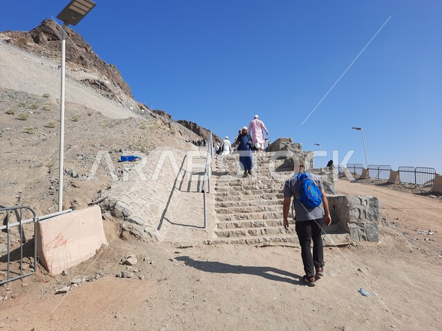 توافد الزوار والسائحين من جميع أنحاء العالم لزيارة غار حراء، القمم والمرتفعات الجبلية، التكوينات والتشكيلات الصخرية على جبل النور في مكة المكرمة، معالم دينية مشهورة في المملكة العربية السعودية، أماكن إسلامية مقدسة