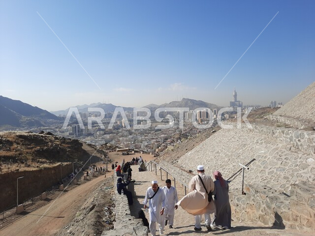 معالم دينية مشهورة في المملكة العربية السعودية، توافد الزوار والسائحين من جميع أنحاء العالم لزيارة غار حراء، القمم والمرتفعات الجبلية، التكوينات والتشكيلات الصخرية على جبل النور في مكة المكرمة، أماكن إسلامية مقدسة