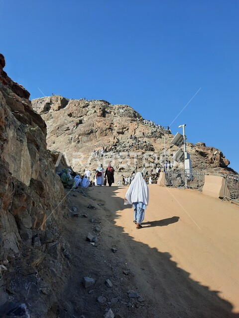 القمم والمرتفعات الجبلية، التكوينات والتشكيلات الصخرية على جبل النور في مكة المكرمة، توافد الزوار والسائحين من جميع أنحاء العالم لزيارة غار حراء، معالم دينية مشهورة في المملكة العربية السعودية، أماكن إسلامية مقدسة