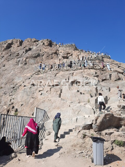 توافد الزوار والسائحين من جميع أنحاء العالم لزيارة غار حراء، القمم والمرتفعات الجبلية، التكوينات والتشكيلات الصخرية على جبل النور في مكة المكرمة، معالم دينية مشهورة في المملكة العربية السعودية، أماكن إسلامية مقدسة