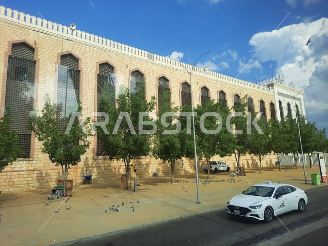 الفن الهندسي المعماري على الطراز الاسلامي للمعالم و الأماكن الدينية المشهورة المقدسة، الحركة المرورية للسيارات في الشوارع ،مسجد نمرة في مشعرعرفات في مكة المكرمة في المملكة العربية السعودية، الاهتمام في زراعة الأشجار الخضراء على أرصفه الطرقات